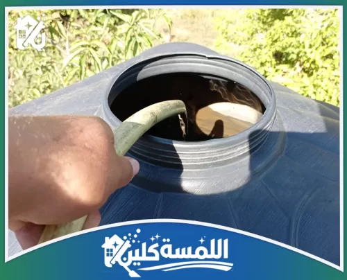 تنظيف الخزانات الخرسانة المسلحة بالرياض 0544035701 شركة اللمسة كلين فني متخصص أثناء تنظيف خزان مياه لضمان أعلى مستويات النقاء.